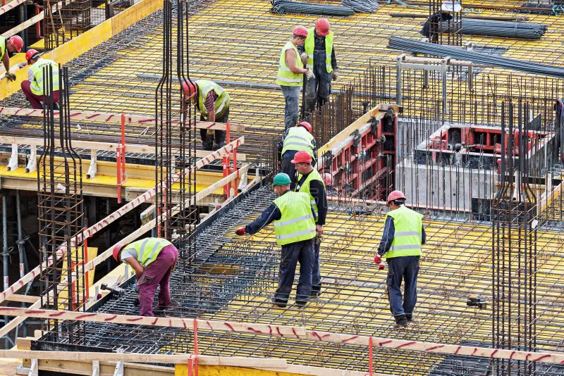 Trabajo profesional de construcción mostrando técnicas de construcción de calidad